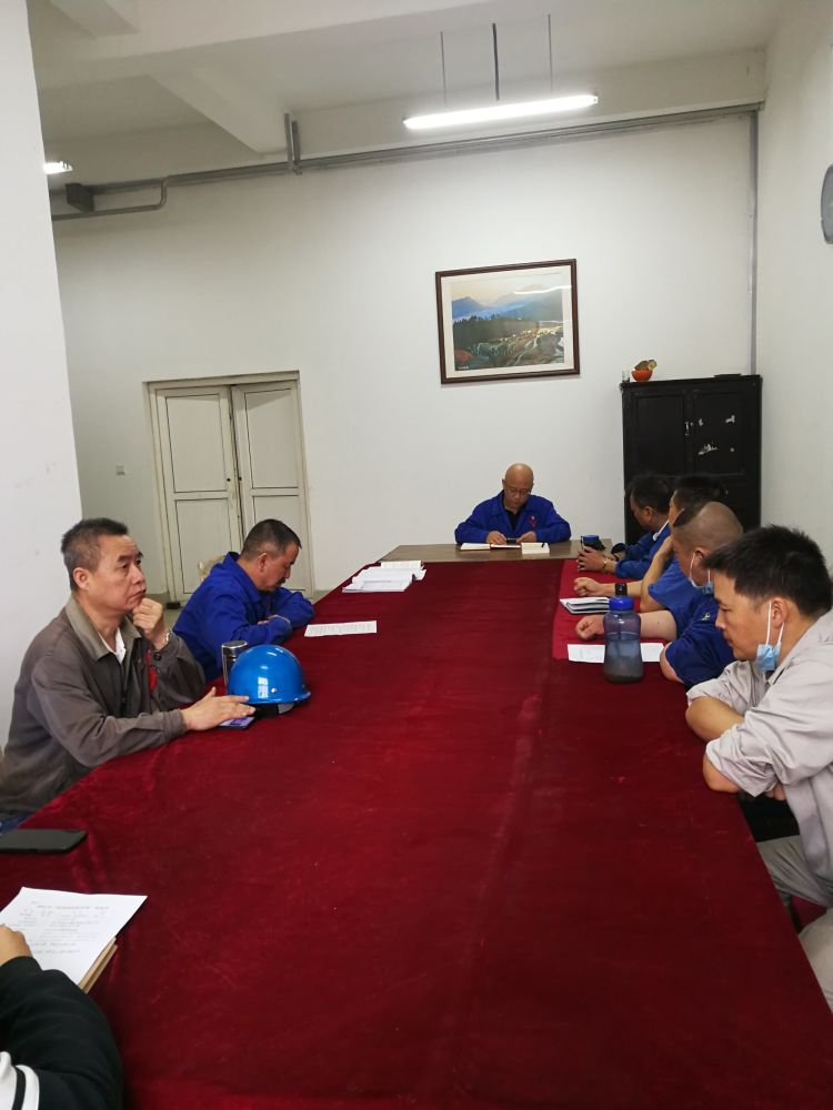 機(jī)加裝配黨支部召開(kāi)全體黨員大會(huì)，組織主題教育學(xué)習(xí)。