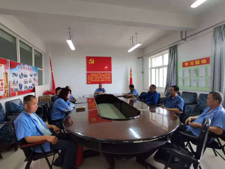 運(yùn)輸采供黨支部召開(kāi)黨員大會(huì)，組織主題教育集中學(xué)習(xí)。